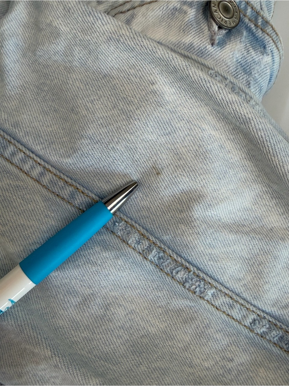 American Eagle Light Wash Distressed Denim Jacket M - Picture 4 of 4